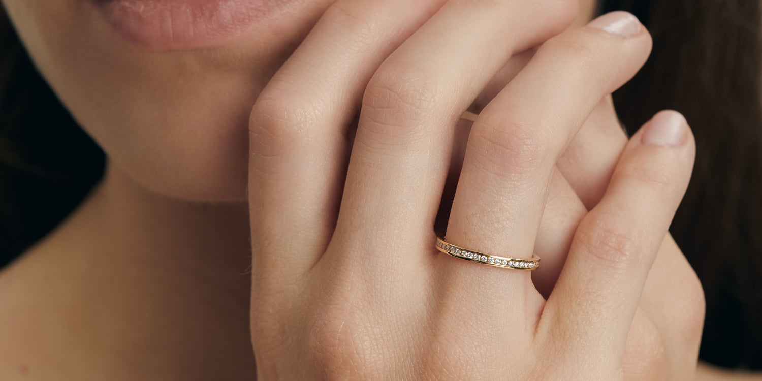 Goldener Memoire-Ring mit Diamanten am Finger getragen