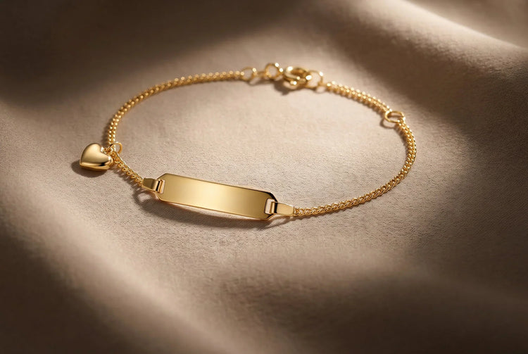 Goldenes Gravurarmband mit Ring an Kinderhand, traditionelles Taufgeschenk
